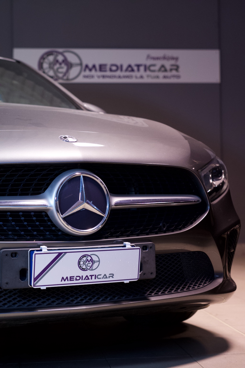 Frontale di una Mercedes fotografata durante uno shooting Mediaticar