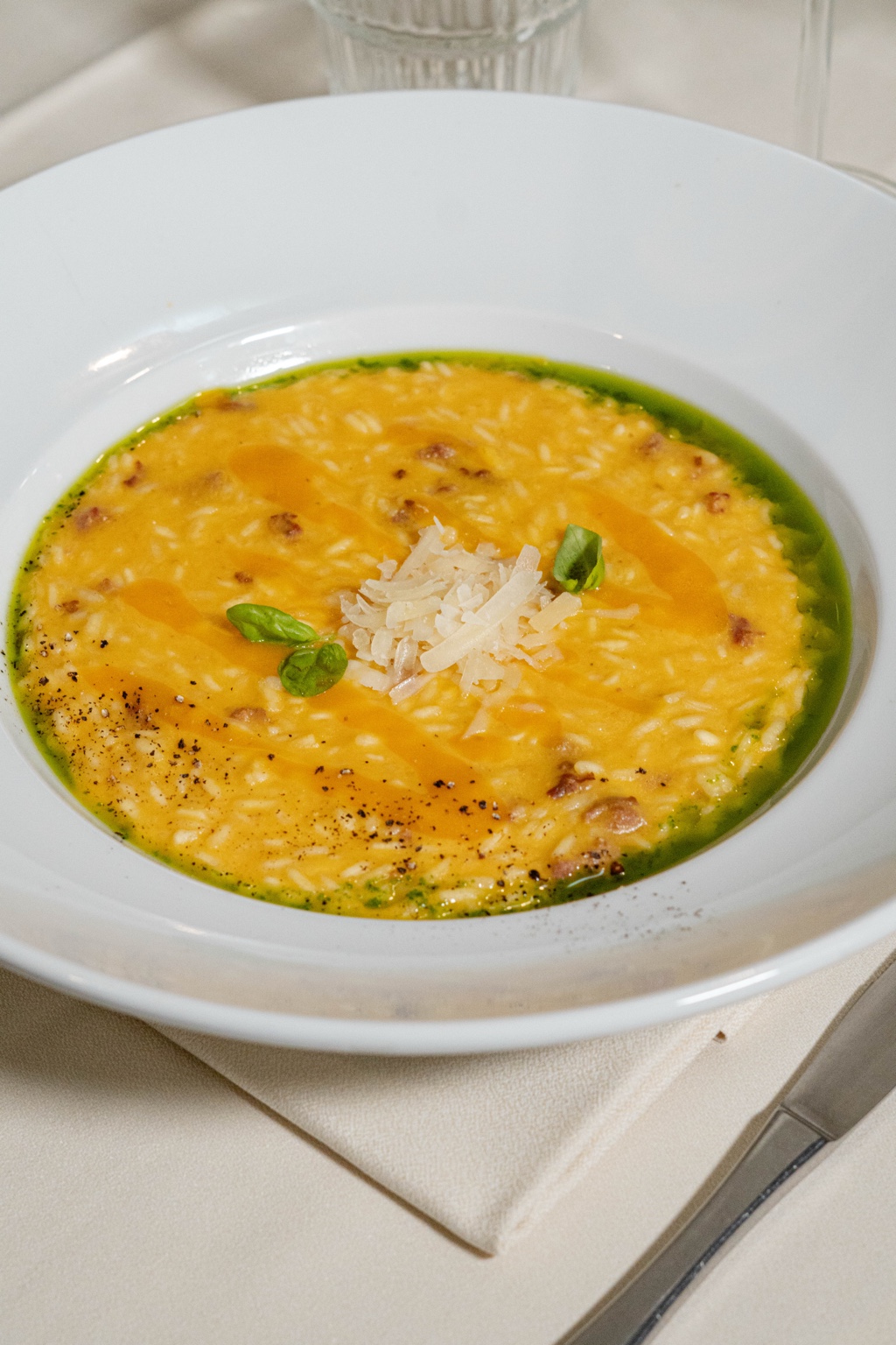 Risotto cremoso con formaggio e olio verde
